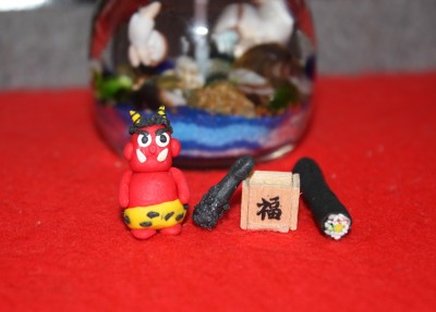 郷土館の玄関に現れた体長２cmの小鬼！