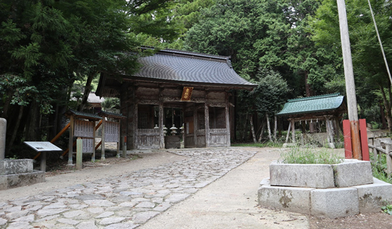 写真1　鳥取東照宮　随神門前の現況