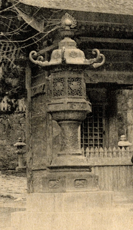 写真3　金銅製の灯籠〈絵葉書部分〉鳥取市歴史博物館所蔵